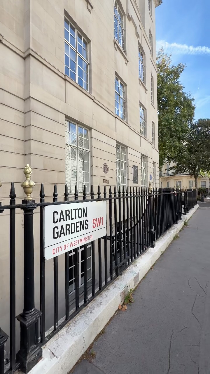Le quartier général des forces française libres (FFL) à Londres ce trouvait au 4 Carlton Gardens.
En effet à partir du 24 juillet 1940 le général De Gaulle s’y installe avec les services militaires et civils suivants :

- Une centaine de militaires : un cabinet militaire, un état-major (1er, 2e, 3e et 4e bureaux), l’intendance, le trésor, la santé, etc…

- Une cinquantaine de civils : un cabinet civil, un service financier, un service des affaires extérieures et coloniales, un service technique et de l’armement, un service juridique, un service de presse et d’information et un service des Français à l’étranger.

#ww2history #ww2 #degaulle #carltongardens #francelibre