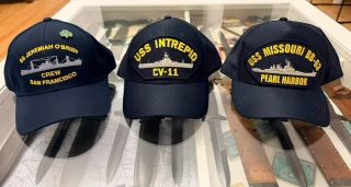 Trois casquettes, trois navires légendaires, trois voyages inoubliables. 🇺🇸⚓
Le SS Jeremiah O’Brien à San Francisco, l'un des tout derniers Liberty Ship encore en état de marche, ces cargos qui ont alimenté les Alliés jusqu’au Débarquement en Normandie. 

L’USS Intrepid CV-11 à New York, ce porte-avions indestructible qui a survécu aux kamikazes, à la Guerre du Vietnam et même récupéré des astronautes. 

Et l’USS Missouri BB-63 à Pearl Harbor, là où la Seconde Guerre mondiale s’est officiellement terminée le 2 septembre 1945.

Ce que peu de gens savent : l’Intrepid et le Missouri se sont retrouvés côte à côte en 1945 lors de la bataille d’Okinawa, la dernière grande bataille du Pacifique. 
Deux navires que j’ai visités à des milliers de kilomètres l’un de l’autre… et qui ont pourtant partagé la même mer à l'un des moments les plus intenses de la guerre.

Chaque casquette est un bout d’Histoire que j’ai eu la chance de toucher du doigt. Des endroits qui marquent à vie. 🫡

Three hats, three legendary ships, three unforgettable journeys. 🇺🇸⚓
The SS Jeremiah O’Brien in San Francisco, the last fully operational Liberty Ship — those cargo vessels that kept the Allies supplied all the way to D-Day. 

The USS Intrepid CV-11 in New York, an indestructible aircraft carrier that survived kamikaze attacks, the Vietnam War, and even recovered astronauts. 

And the USS Missouri BB-63 in Pearl Harbor, where World War II officially came to an end on September 2, 1945.

What most people don’t know: the Intrepid and the Missouri were both present at the Battle of Okinawa in 1945 — the last major battle of the Pacific War. Two ships I visited thousands of miles apart… that once shared the same sea at  one of the most intense moments of the war.

Each hat is a piece of History I was lucky enough to experience firsthand. Places that stay with you forever. 🫡
#ww2history #ssjeremiahobrien #ussmissouri #ussintrepid #ww2
