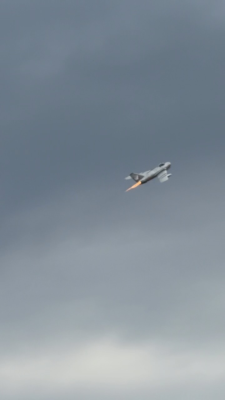 Mikoyan-Gurevich MiG-17 (1952).
Flying it were Russian veterans of World War II, and it proved to be a formidable and agile opponent for the U.S. Air Force during the Vietnam War.
#cccp #mig17 #vietnam